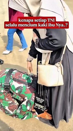 Kenapa setiap TNI selalu mencium kaki ibu Nya? #tniindonesia #cintaibu #abdinegara #fyp #viral | Hen Di