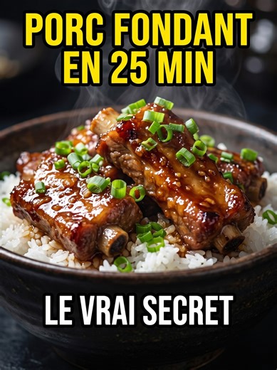 En France on fait mijoter le porc des heures… voilà pourquoi c'est une erreur 🥢🔥 🛒 LISTE D'INGRÉDIENTS 500g de côtes de porc 1 cuillère à café de bicarbonate de soude 4 gousses d'ail finement hachées 2 cuillères à soupe de sauce soja claire 1 cuillère à soupe de sauce huître 1 cuillère à café de sucre 1 pincée de sel 1 cuillère à soupe de fécule de maïs 2 cuillères à soupe d'huile neutre 2 tiges de ciboule fraîche 📋 RECETTE COMPLÈTE 1. Attendris la viande Plonge les côtes de porc dans un bol