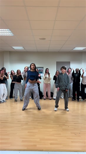 Mes bébés 🤎🐻 @MERYL @Boss lady 💋🪖 Dc : Me @siidneydrew #danse #dancer #commercial #pourtoi #orleans