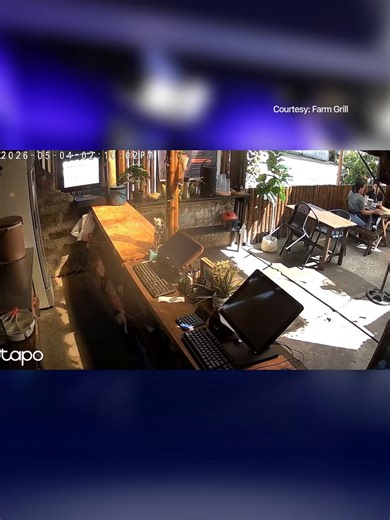 LINDOL SA DOLORES, EASTERN SAMARWATCH: Kitang-kita sa CCTV footage ng kainan na ito sa Dolores, Eastern Samar ang malakas na pagyanig dakong alas-dos ng hapon kanina.Ayon sa PHIVOLCS, magnitude 6.1 na lindol ang yumanig sa San Julian, Eastern Samar at naramdaman sa mga kalapit na lugar.#TheSituationReport
