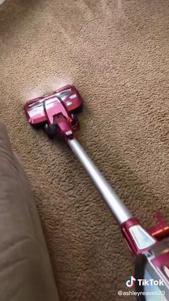 Quick carpet refresh! These carpet powders are so nice and make your house smell nice and clean 😊 #carpetrefresh #cleancarpet #cleantok #vacuum