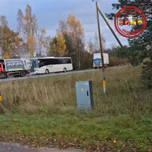 43K views · 959 reactions | Avārija uz A9 šosejas (Rīga–Liepāja) Šorīt uz A9 šosejas, netālu no “Ceptuves Lāči”, notikusi sadursme starp pasažieru autobusu un atkritumu mašīnu. Negadījuma vietā satiksme bija daļēji traucēta, un notikušais izraisīja ievērojamu interesi no garāmbraucējiem.  Ja Tev ir papildus informācija vai video no notikuma vietas — raksti mums DM! #A9 #RīgaLiepāja #Satiksme #CSNg #Sadursme #bta #btalatvija | Sadursme.lv | Facebook