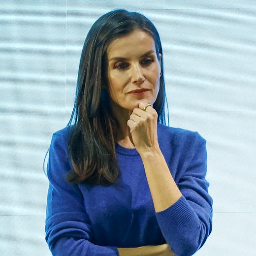 361K views · 2.6K reactions | #Letizia, con los pendientes más especiales de Leonor, nuevas botas de ante y bolso de Massimo Dutti. Los Reyes han viajado hasta León para visitar un colegio, una cita para la que la reina Letizia ha echado mano de unos pendientes que había llevado antes Leonor.殺駱 ‍♀️No te pierdas la noticia completa en el link en bio. #leerdiezminutos #realeza #miembrodelarealeza #look #moda #familiareal | Revista Diez Minutos | Facebook