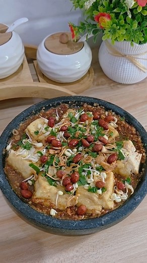 79K views · 680 reactions | #menurumahan Masakan simple nih bun, sat set banget bikinnya. Tahu bumbu kacang Bahan-bahan: 3 buah tahu 1 genggam kacang tanah 2 bawang putih 7 cabe rawit Garam, gula pasir Kecap manis Kecambah, seledri #tahubumbukacang #olahantahu #dapurmamaery #masakanrumahan | Sobat dapur | Facebook