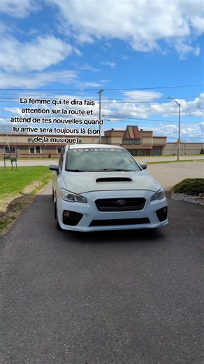 Attention sur la route: la femme qui vous attend