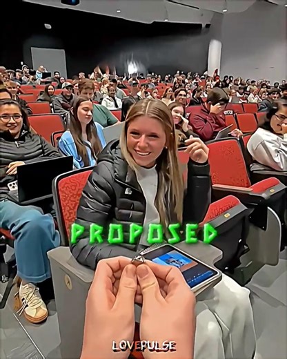 This Guy Proposed to a Stranger During Class 🥰