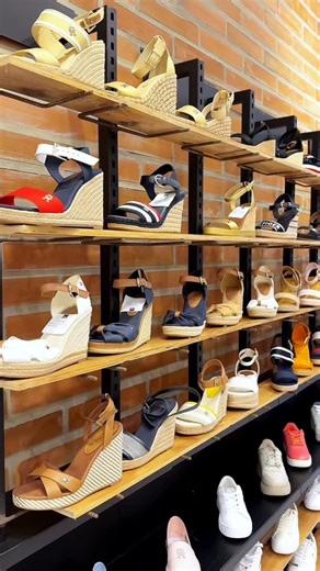 ¡Llegó el momento de brillar con estilo Tommy! 💃👟 Disfrutá de un descuento especial en calzado Tommy Hilfiger para dama, y llevate esa elegancia casual que combina con todo. 🌟 Porque cada paso cuenta cuando lo das con confianza y estilo. 💙❤️ 📍Aprovechá esta promo en Tiendas Palm 💬 Pedí los tuyos por WhatsApp 👉 https://walink.co/0364f7 | Palm Outlet