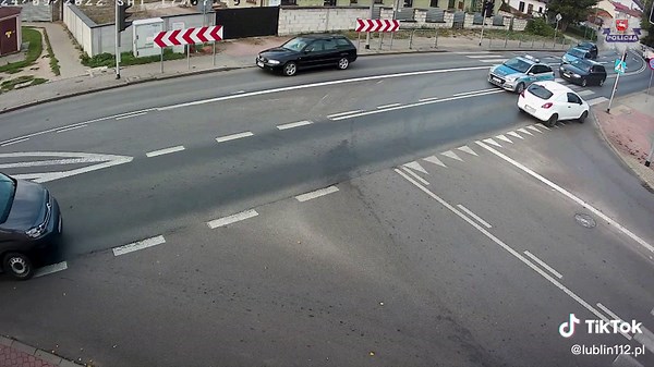 Nieprzytomne dziecko w audi. Pojazd eskortowali policjanci. #policja #lublin112 #łuków #eskorta