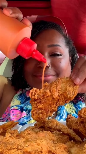 The chicken debate rages! I'm diving into the iconic Popeyes Chicken (Part 1) to see if it truly is the crispiest chicken in history. Expect satisfying crunch ASMR and my honest first impressions. 👇 #mukbang #popeyeschicken #crispiestchicken #fastfoodreview #chickensandwich #eating #asmr #foodie #fyp | Titi Siwang