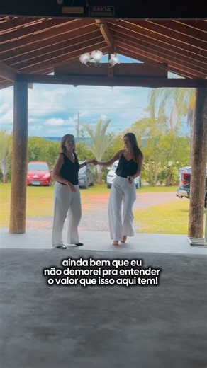 Paula Mourad on Instagram: "No meio da correria do consultório, dos estudos e dos compromissos, a gente aprende muito sobre a importância de enxergar com clareza. Mas existe um tipo de clareza que vai além do que os olhos veem: é a clareza do coração. 🤍 Essa leveza, essa alegria contagiante, esse abraço apertado no ritmo da música... São momentos assim que me lembram do que é verdadeiramente essencial. Minha mãe, minha parceira na vida e na dança, é a personificação do amor incondicional e da f