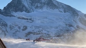 5.1K views · 271 reactions | 500. RETTUNG DER AIR ZERMATT SEIT JAHRESBEGINN Am Freitagnachmittag flog die Air Zermatt ihre 500. Rettung seit dem 1. Januar 2022. Und es werden immer mehr. Alleine am Wochenende kamen 35 weitere Rettungseinsätze dazu. Um die zahlreichen Einsätze am Wochenende zu meistern, waren teilweise bis zu fünf Helikopter der Air Zermatt gleichzeitig in der Luft. Weiterlesen: https://bit.ly/3MkC5rA | Air Zermatt AG | Facebook