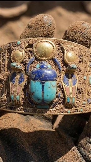 The Scarab Bracelet of Khepri: An Archaeological Interpretation of Solar Belief and Elite Craftsmanship in Ancient Egypt. View details here: https://ar.thegioisuaazmilk.com/259390 | Global Street Buzz