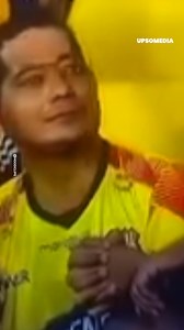 They went to the stadium to watch a game, but they got carried away and gave in to their most romantic impulses... and everyone saw them. | Positive