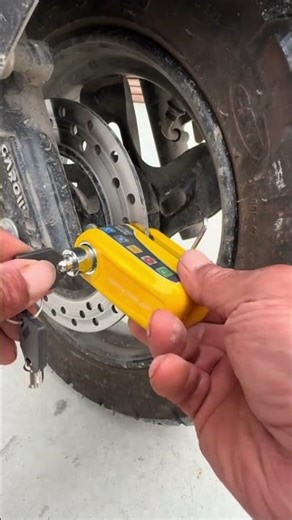 Simple and space saving disc brake lock