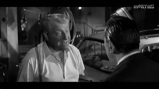 Ce film est l’unique œuvre où Fernandel et Jean Gabin partagent véritablement l’affiche dans un registre dramatique. À l’époque, les deux acteurs incarnent déjà deux styles opposés du cinéma français : Gabin, brut, intériorisé, réaliste Fernandel, plus populaire mais ici étonnamment grave Leur confrontation a marqué les spectateurs, car Fernandel y abandonne presque totalement la comédie pour un rôle sombre et poignant. Beaucoup de critiques considèrent encore aujourd’hui L’Âge ingrat comme l’un