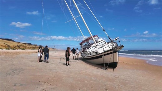 Sailboat stranded on Florida beach becomes spectacle and fetches a US$42K bill