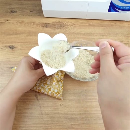 385K views · 2.3K reactions | Let’s make a simple phone stand using just some fabric and rice! | Modelist/Terzi Hatice DEMİR | Facebook