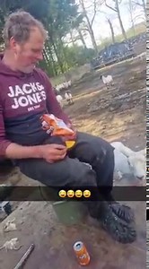 Just your friendly local sheep shearer 😍 She had a beer with the boys at the end of the day too🤣 📸 Grant Hurcomb | The Sheep Game