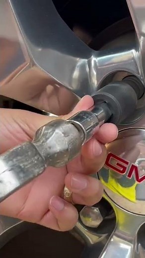 How to remove lug nut without the key