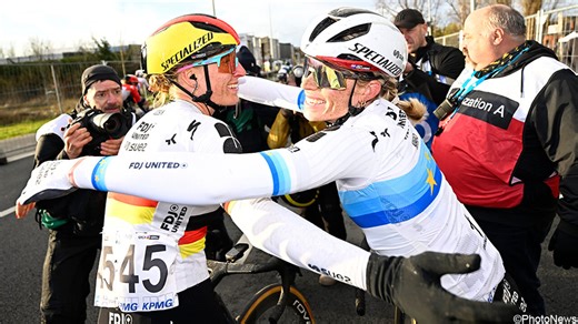 "Ik moest bijna niets doen": Demi Vollering prijst haar ploeg na "heerlijke" zege in Omloop Nieuwsblad | Sporza