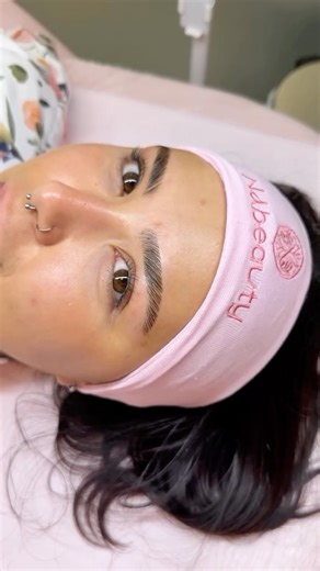 Nabeauty, Jd. Anália Franco - Franquia oficial @Nataliabeauty on Instagram: "O Flow Up é para quem ama sobrancelhas alinhadas, naturais e com aquele efeito de “tudo no lugar”. Uma técnica que respeita o desenho dos seus fios, valoriza o formato do rosto e traz leveza ao olhar, sem excessos. Mais definição e mais harmonia ✨ #Nabeauty #Estética #FlowUp #Sobrancelhas #FlowDesign"