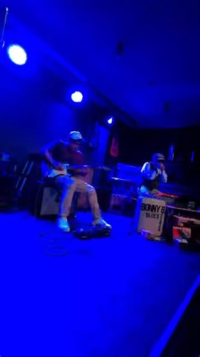 Peace, Love and Blues Bonny B & Ice B www.bonnyb.ch Extrait du concert à la petite Pinte bondée de fans de blues!!! Rendez vous ce soir pour un concert Jam session au Galetas Blues à Sottens, route de Moudon 4A!!! Infos : www.bonnyb.ch | Bonny B. Bluesman