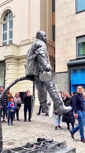 The confusion on their faces was next level.#levitating #floating #livingstatue #silvermanstatue