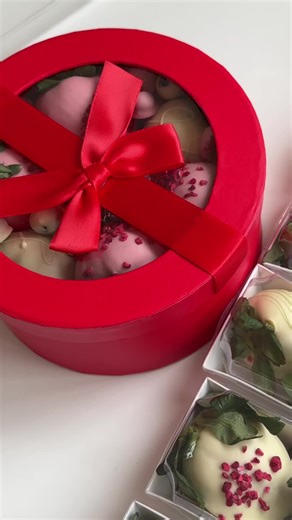 ❤️Încep comenzile pentru Valentine's Day - 14 Februarie Căpșuni proaspete, învelite în ciocolată belgiană fină, pregătite cu grijă pentru a transforma un gest simplu într-un moment special. 🍓Dulce și proaspăt 🍓Ciocolată premium 🎁Cadoul perfect pentru persoana iubită🥰 Comenzile se fac în mesaj privat✍️ #capsuniinciocolata #capsuni #viralvideos #foryour #followme