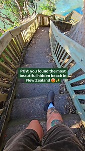 Is this Auckland’s most magical beach? ⬇️ Finding this spot was not easy. It’s not marked on a map and it doesn’t have a name, but my sleuthing skills got me here in the end! It’s in Army Bay, near the western end of Pacific Parade. Just look for a grassy entrance to the clifftop walk along the coast, and follow it until you find these stairs. Simple. Also, It’s inaccessible during high tide, and at low tide it’s difficult to swim. So go a couple of hours after high tide for the best experience 