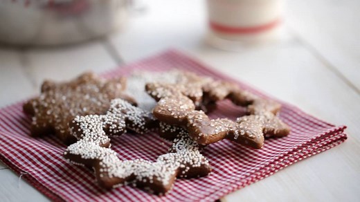 Sarah Carey's gingerbread cookies are sugar and spice and everything nice. Watch this holiday episode of Everyday Food and learn the key to making a perfect batch. http://ow.ly/9paa30hkpsd | Martha Stewart
