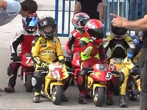 1.1M views · 736 reactions | Este es el futuro de las motos , niños sanos aplicados a la pasion desde pequeños , todos hagamos esfuerzos para que nunca salgan de ese camino | Fire Golden Dragon Online 24/7 | Facebook