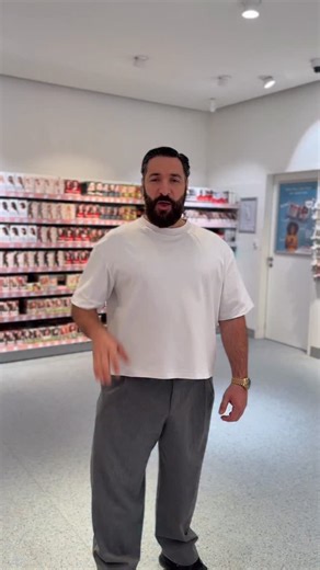 Hicham Omeirat on Instagram: "Anzeige @shynenow @dm_deutschland 5 Minuten. Kein Make-up. Und trotzdem sofort wacher aussehen. Augenbrauen machen mehr aus, als man denkt. Mit der SHYNE Brow Color bekommst du definierte, volle Brauen – ganz ohne tägliches Nachzeichnen. ✔️ vegan ✔️ mit Keratin & Arganöl ✔️ hält bis zu 6 Wochen ✔️ reicht für ca. 10 Anwendungen ✔️ fairer Preis bei dm Ich habe die Farbe [Farbe einblenden] getestet – keine stechenden Gerüche, einfache Anwendung und ein Vorher-Nachher-E