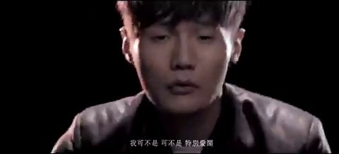 所以我也总说，西岸最顶级的这批相声演员，台上都是喜剧之王，台下都是悲剧。老瘪、张斌现在天天陪大家哈哈大笑，其实成名之前也是一场悲剧。郝梦春当年老娘逝世，赵魁然帮忙料理，赵魁然父亲走了，郝梦春也帮忙料理。郝梦春一登赵魁然家的门，俩人抱在一起，哭了好久好久。李荣浩《喜剧之王》