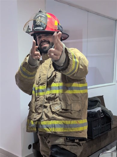 Mis amigos y yo en @Frente Rojo pónganse atentos que les puede caer un bombero de sorpresa 🤪 #fy #parati #bomberos