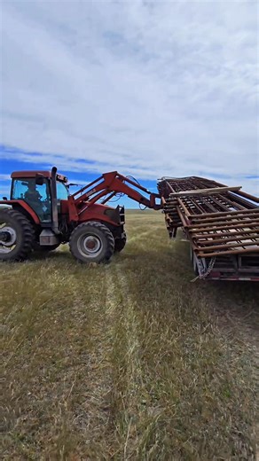 177K views · 1.4K reactions | Build a corral for the cows in minutes or less. DIY project. #diy #farm #fyp #farmtok | 1HandnFarming | Facebook