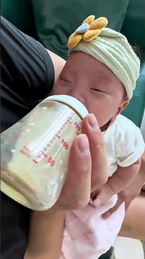 When Baby's Hungry Cry Instantly STOPS After Bottle 🍼💕