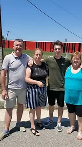 444K views · 6.5K reactions | SURPRIZA ME PLOT MALL DHE EMOCIONE  DJALI, VAJZA, NIPI DHE NUSJA E DJALIT VIN NGA ITALIA PËR TË SURPRIZUAR NËNËN DITËN E DITËLINDJES NË VORË  I UROJMË ZNJ.QAMILE EDHE 100 VITE TË LUMTURA PRANË FËMIJËVE 殺 FALEMINDERIT PËR BESIMIN DHE EMOCIONET E BUKURA 殺 | Surpriza Online | Facebook