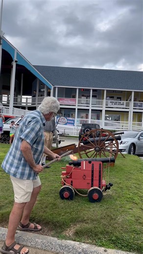 Fair Winds and Followinng Seas to our pirate crew from Blackboards Crew and new scallywags from this year’s Pirate Festival! We hope to see ye next year for more swashbucklin’ good times 🏴‍☠️☠️ #piratefestival #pirate #outerbanks #obx #visitobx | Kitty Hawk Kites