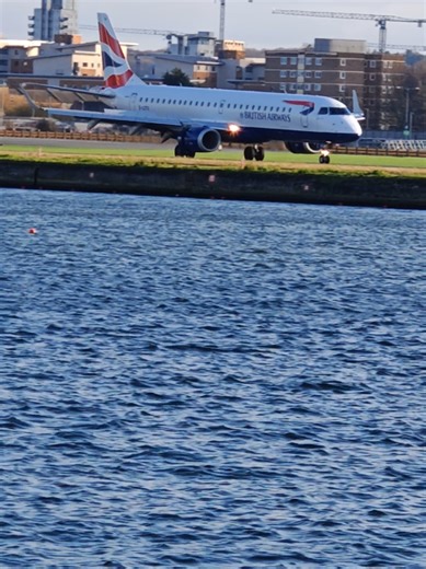 British Airways 🇬🇧 Embraer E190SR from Malaga✈️ landing at London City Airport. 🛬 #planespotting #short #aviation #airport #foryou @cityaviation