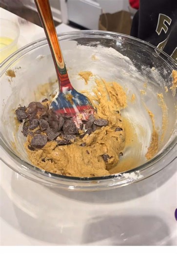 Classic Sourdough Discard Chocolate Chip Cookies 🍪🍪 1 Egg yolk, large 1/2 tsp Baking soda 1/2 cup Brown sugar, packed light or dark 3/4 cup Plain flour 1/3 cup Semi-sweet chocolate chips 1 1/2 tsp Vanilla essence 1/4 cup Butter, unsalted 1/4 cup active sourdough starter 1/2 teaspoon salt #sourdoughstarters #sourdoughdiscardrecipe #chocolatechipcookie #snacktok #cookies