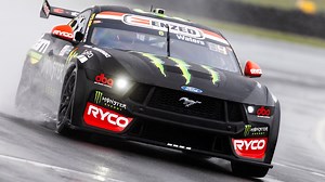 'Dark horse' emerges as rain threatens to fall on Bathurst 1000