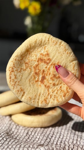 Yarden Sha on Instagram‎: "לחמים בסיסיים פרק 10 | פיתות במחבת מתכון ל10 פיתות: • חצי קילו קמח לבן • 300 מ״ל מים (כוס ורבע) • 2 כפיות סוכר • 2 כפיות מלח • 2 כפיות שמרים יבשים • 1 כפית שמן אופן ההכנה 1. שמים את כל המרכיבים בקערת המיקסר ולשים כ־12 דקות, עד שמתקבל בצק רך, חלק וגמיש. 2. מעבירים לקערה (מומלץ משומנת קלות), מכסים ונותנים לבצק לתפוח עד הכפלת נפח. (בכוונה אין זמן מדויק, זה תלוי בטמפרטורה ובסביבה. פשוט מחכים להכפלת נפח). 3. מוציאים את האוויר מהבצק, מחלקים ל־10 כדורים על משטח מקומח, מכסים ב