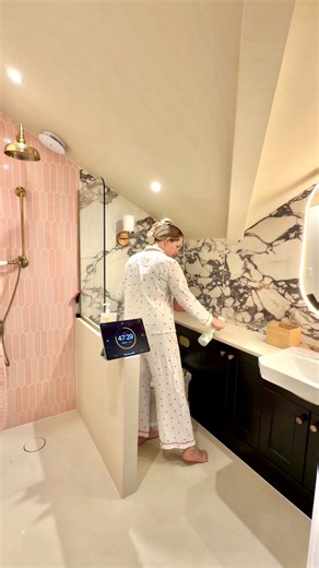 Roo Day on Instagram: "Absolutely on one today tbh 🫧 Happy whiz around Wednesday to all who celebrate ✨🌪️💕 #speedclean #speedcleaning #cleaningvlog #cleaningmotivation #satisfyingcleaning"