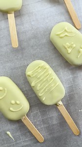 Cooling off with homemade ice cream bars ! 🍓🍍 Perfect for a summer treat. Have you tried making your own refreshing flavors? Raspberry Ice Cream Bars Ingredients: 1/2 cup coconut milk (125 g) 1 cup raspberries (200 g) 2 tablespoons maple syrup For the Coating: 1 1/2 cups dark chocolate (250 g) 1 tablespoon coconut oil Instructions: In a blender, combine the raspberries, coconut milk, and maple syrup. Blend until smooth. Pour the mixture into ice cream molds with sticks inserted and freeze over