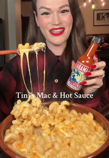 Tini’s Mac and Cheese with various hot sauces 🧀#tinismacncheese #macandcheese #calabama #calabamahotsauce