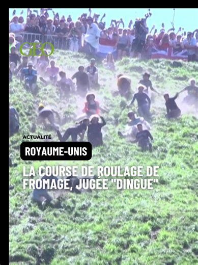 Chaque année, des amateurs de sensations fortes venus du monde entier se rendent à Cooper’s Hill, pour participer à la course de roulage de fromage du Royaume-Uni. A midi, une meule de double Gloucestershire pesant près de 3 kg, est lancée en haut d’une colline de 180 m et poursuivie par une vingtaine de joueurs, qui se poussent et se blessent pour tenter de l’attraper. Ce sport extrême, surnommé «brise tibias», émanerait d’une ancienne tradition païenne. La première personne à franchir la ligne