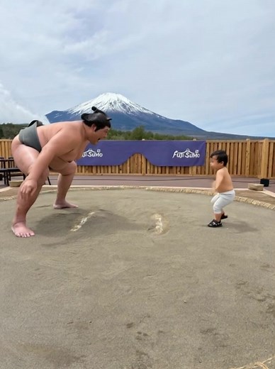 Sumo Wrestler vs. Tiny Challenger in Japan!