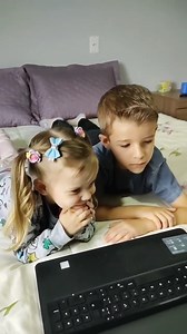 This year Santa Claus and his friendly Elves are back with their hilarious adventures! Did you know they already have 10 videos? Raise your hand if a video from Santa is already your family tradition 📺🎅 🎥@irmaos.rampon --- ❤️ Bring joy 👉 https://www.elfisanta.com | Elfi