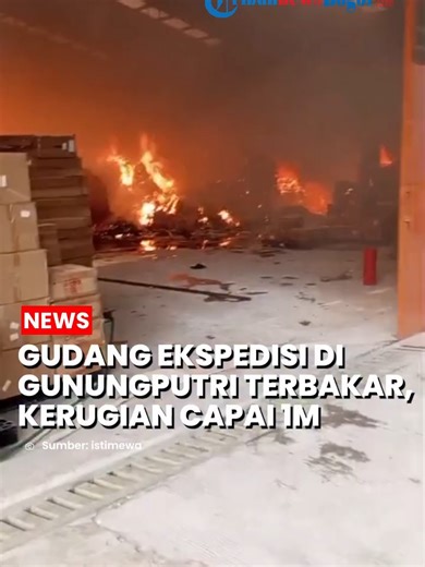 Kebakaran melanda gudang ekspedisi di Desa Cicadas, Kecamatan Gunungputri, Kabupaten Bogor, Minggu (14/12/2025) sekitar pukul 11.30 WIB. Api cepat membesar karena gudang berisi barang mudah terbakar. Lima unit pemadam kebakaran dikerahkan dan api berhasil dipadamkan sekitar pukul 15.30 WIB. Tidak ada korban jiwa, namun kerugian ditaksir mencapai Rp1 miliar. Baca selengkapnya di Tribunnewsbogor.com #bogor