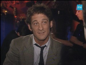 42K views · 273 reactions | RIEN À SIGNALER ? Vincent Lindon est interrogé sur ses signes particuliers en 1990 et tout est passé en revue : ses mensurations, son surnom, ses tics, ses hobbies... Sa fiche dûment remplie, l'acteur nous révèle également ses petits secrets, comme lorsqu'il s'est fait exempter de service militaire en jouant la démence ! Le comble pour un comédien ? | INA | Facebook